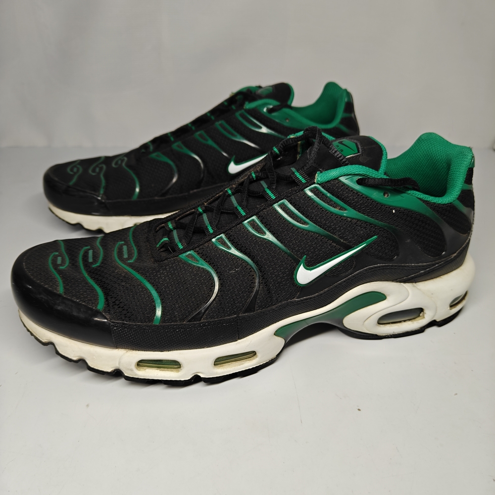 Nike Men's Black and Green Air Max Sneakers
